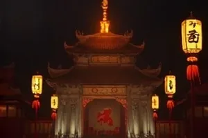 《铁轨与麦田》长焦压缩下的迁徙场景封面